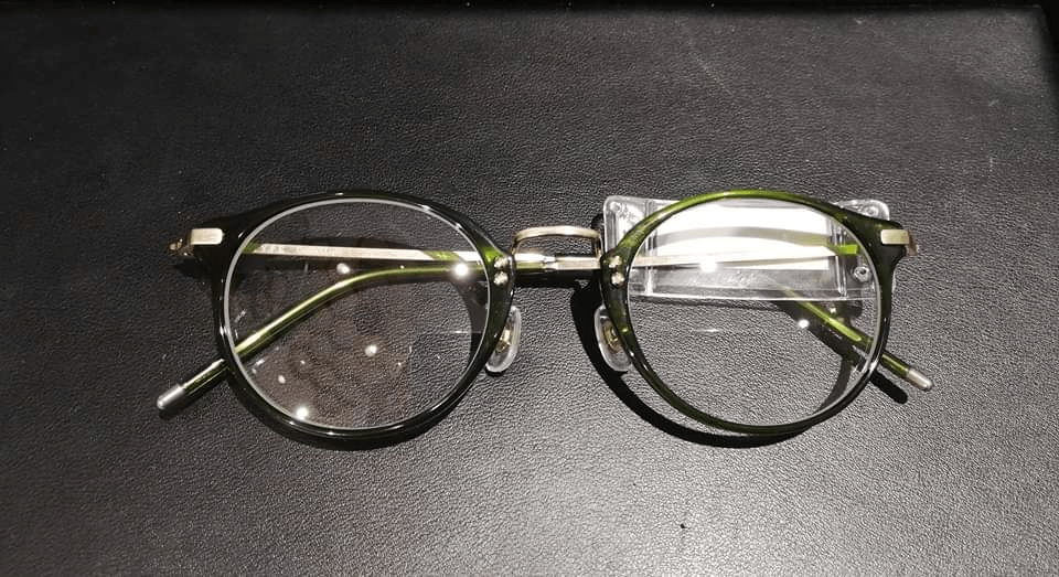 satowaグリーンフレームのメガネ
